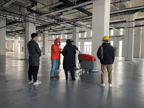 加工倉儲公司選擇洗地機、工業(yè)吸塵器等清潔設備